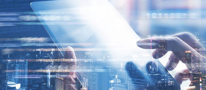Eine Person, die ein digitales Gerät benutzt, mit einer unscharfen Stadtlandschaft im Hintergrund und überlagernden digitalen Daten und Codes.