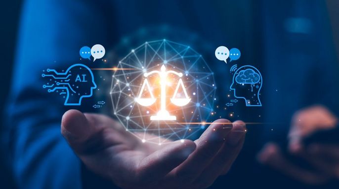 Die Hand einer Person hält eine digitale Darstellung einer Waage, umgeben von Symbolen: darunter ein menschlicher Kopf, ein Gehirn, ein Kopf mit Buchstaben AI und mehrere Sprechblasen.