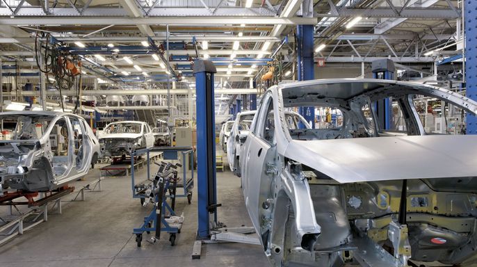 Ein industrielles Umfeld mit Fahrzeugrahmen, die montiert werden.